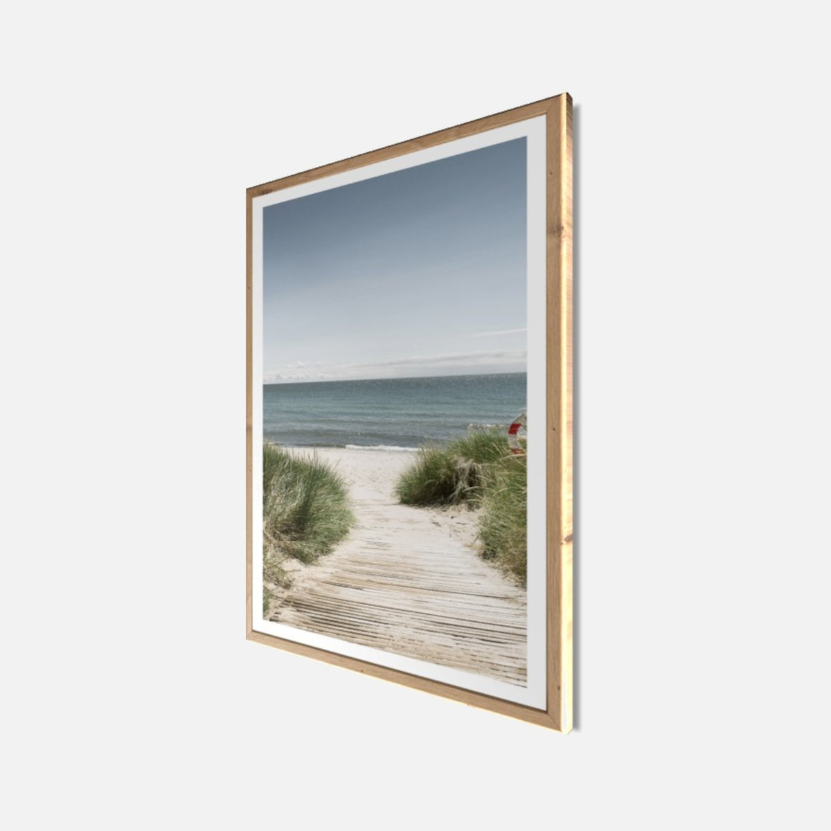 Wandbild gerahmt STRANDWEG 50x70 cm – Holzsteg zum Meer im Scandi Stil - Seitenansicht