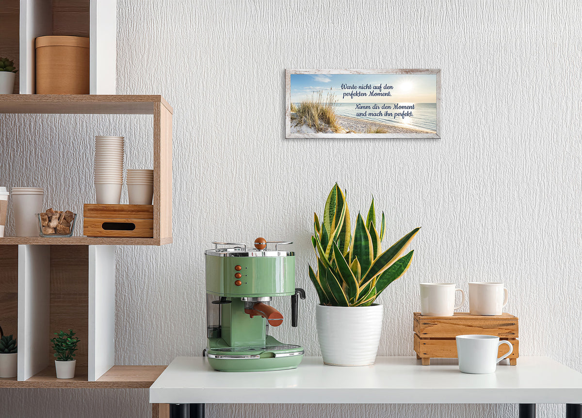 Wandbild gerahmt STRAND MIT SPRUCH MOMENT 23x49 cm – Natur Wanddeko modern - Ambiente 1