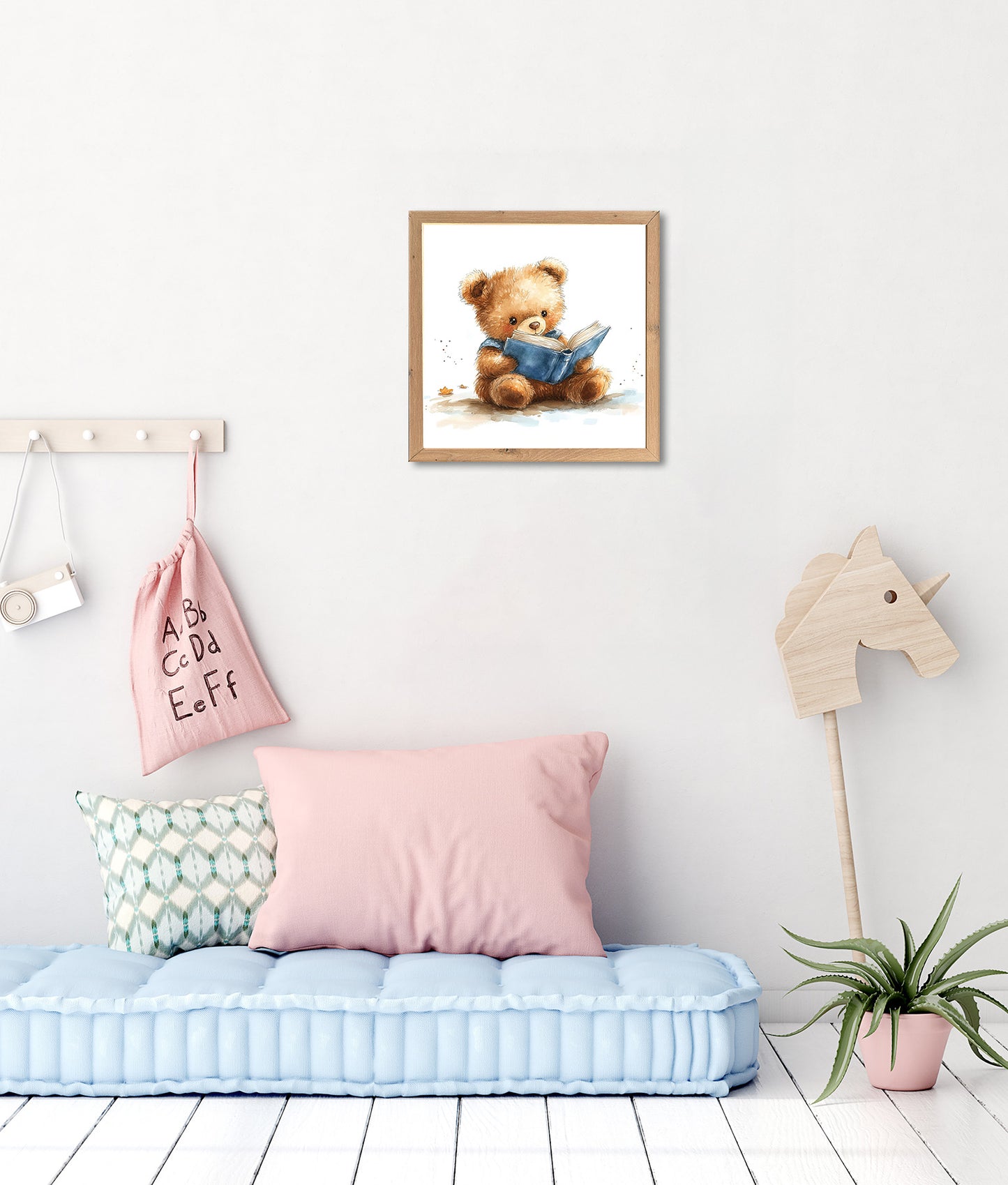 Wandbild gerahmt TEDDYBÄR MIT EINEM BUCH 35x35 cm – Kinderzimmer Wanddeko Bär - Ambiente 1