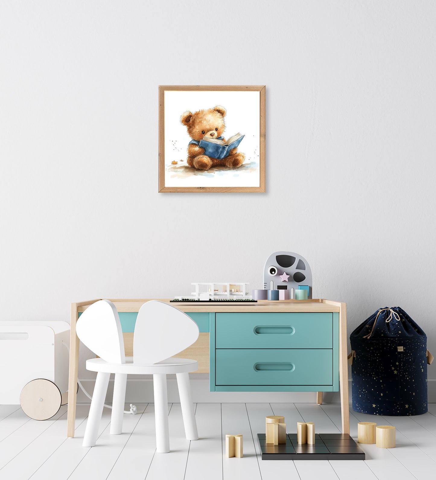 Wandbild gerahmt TEDDYBÄR MIT EINEM BUCH 35x35 cm – Kinderzimmer Wanddeko Bär - Ambiente 3