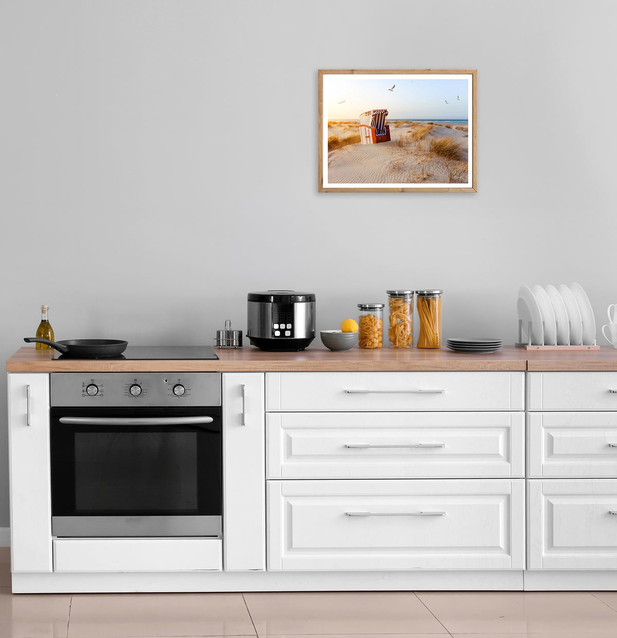 Wandbild gerahmt STRANDKORB DÜNE 40x50 cm – Maritime Wanddeko Küste - Ambiente 1