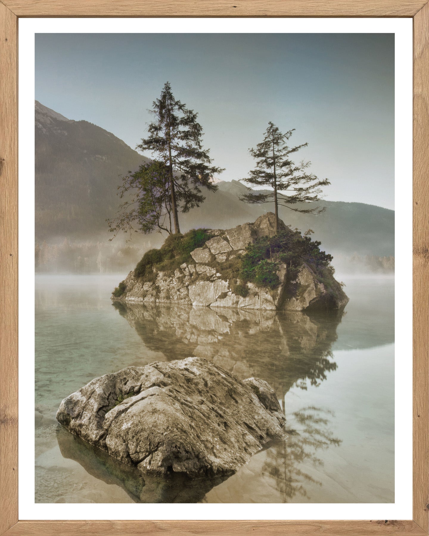 Wandbild gerahmt INSEL IM SEE 40x50 cm – Natur Wandbild beruhigend