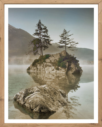 Wandbild gerahmt INSEL IM SEE 40x50 cm – Natur Wandbild beruhigend