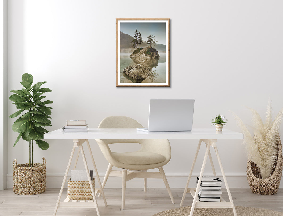 Wandbild gerahmt INSEL IM SEE 40x50 cm – Natur Wandbild beruhigend - Ambiente 3