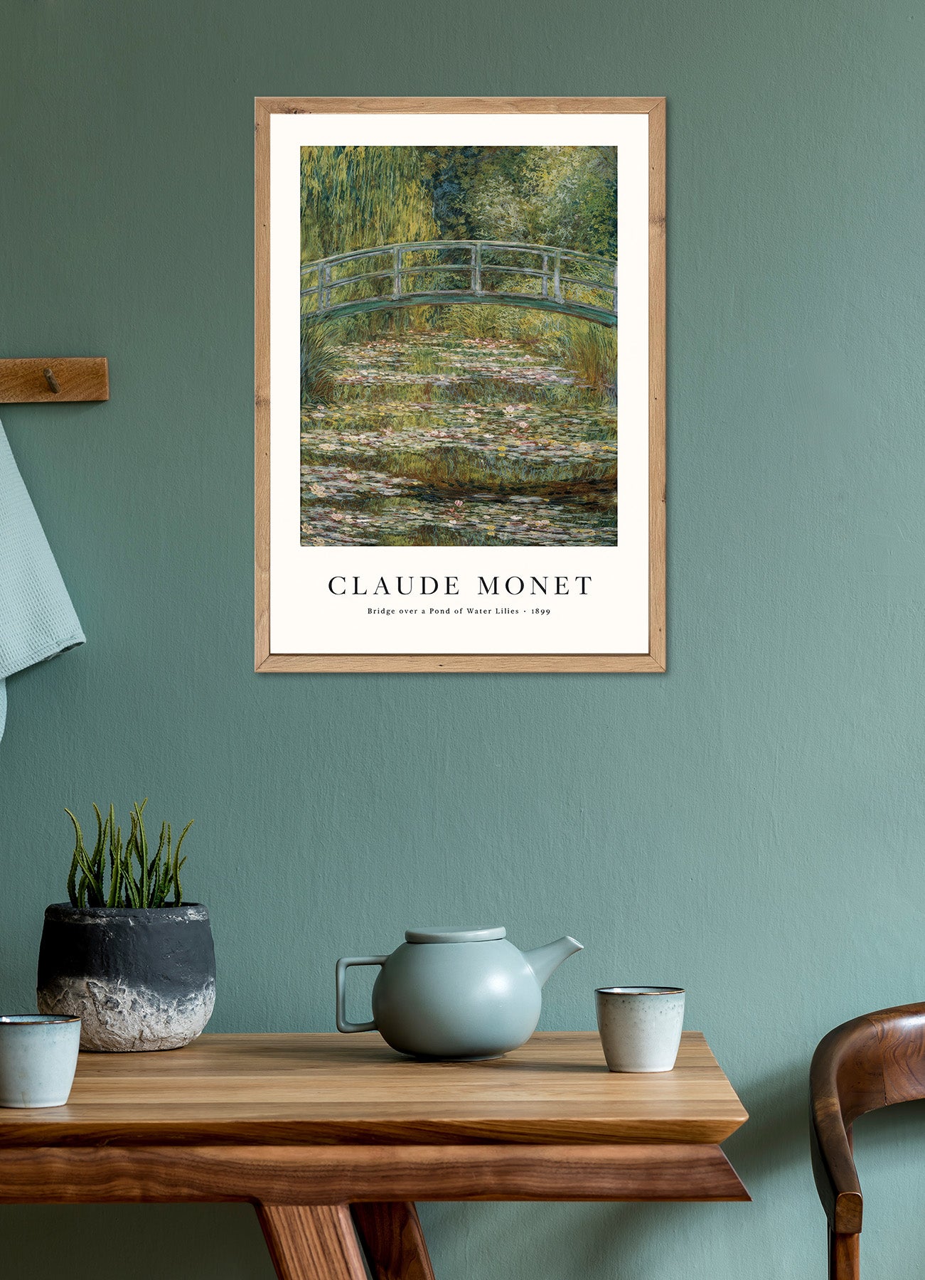 Wandbild gerahmt BRÜCKE ÜBER SEEROSEN 50x70 cm – Sommerliches Küstenmotiv - Ambiente 2