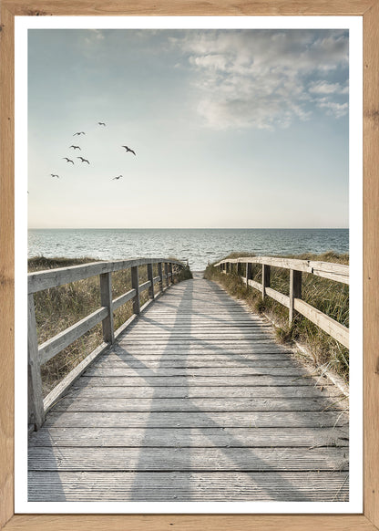 Wandbild gerahmt STEG ZUM MEER 50x70 cm – Maritime Küsten Deko Beige-Tönen