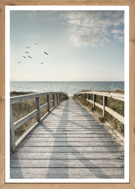 Wandbild gerahmt STEG ZUM MEER 50x70 cm – Maritime Küsten Deko Beige-Tönen