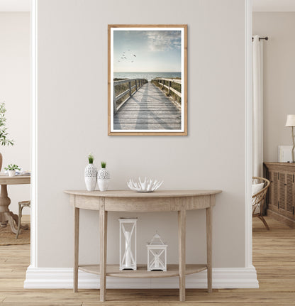 Wandbild gerahmt STEG ZUM MEER 50x70 cm – Maritime Küsten Deko Beige-Tönen - Ambiente 1