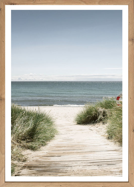 Wandbild gerahmt STRANDWEG 50x70 cm – Holzsteg zum Meer im Scandi Stil