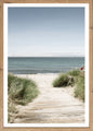 Wandbild gerahmt STRANDWEG 50x70 cm – Holzsteg zum Meer im Scandi Stil