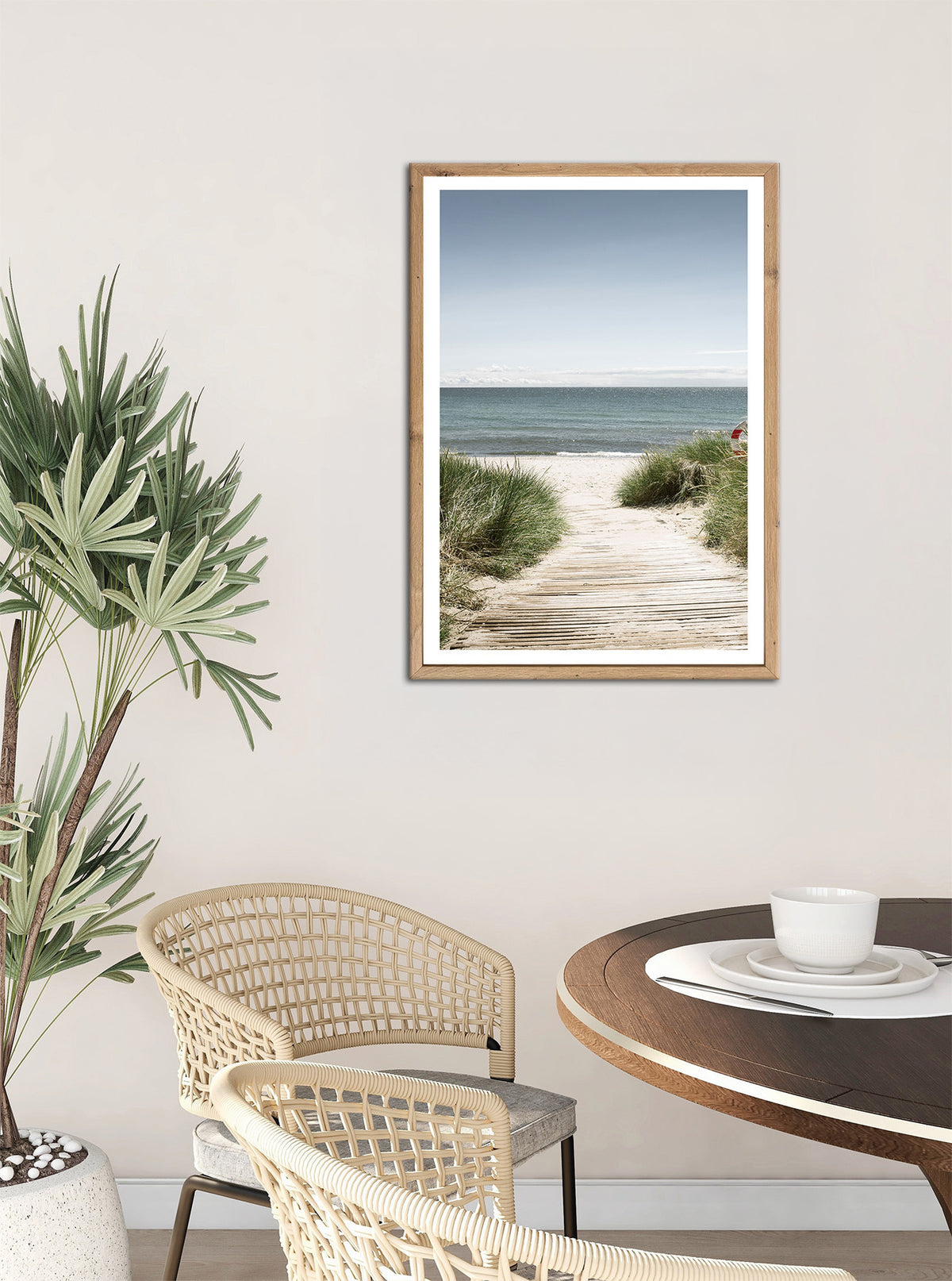 Wandbild gerahmt STRANDWEG 50x70 cm – Holzsteg zum Meer im Scandi Stil - Ambiente 1