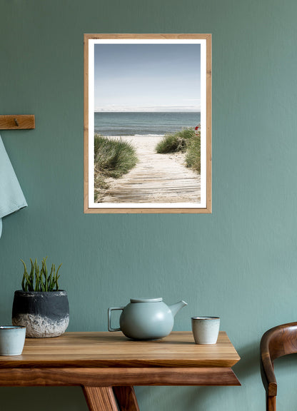 Wandbild gerahmt STRANDWEG 50x70 cm – Holzsteg zum Meer im Scandi Stil - Ambiente 2