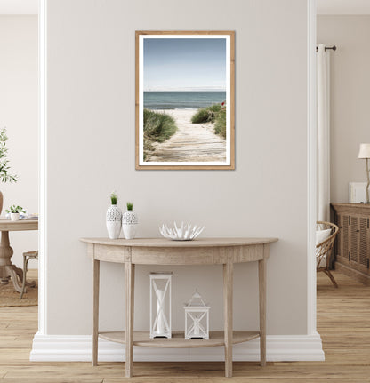 Wandbild gerahmt STRANDWEG 50x70 cm – Holzsteg zum Meer im Scandi Stil - Ambiente 3