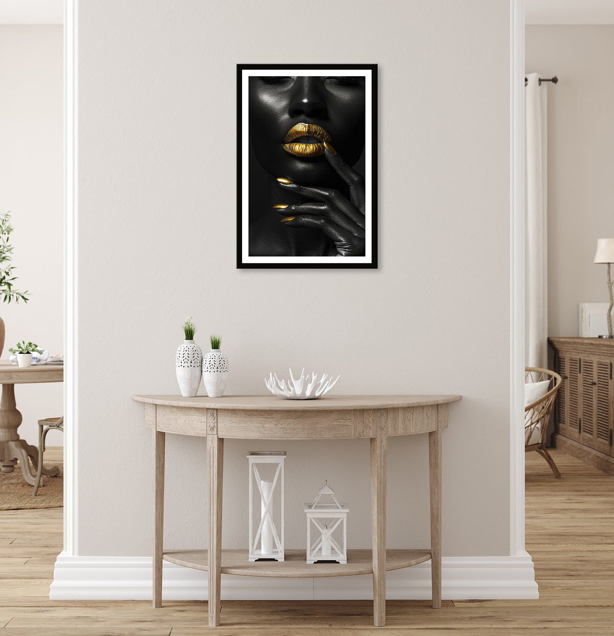 Wandbild gerahmt FRAU SCHWARZ WEISS GOLD 50x70 cm – Modernes Glamour Portrait - Ambiente 1