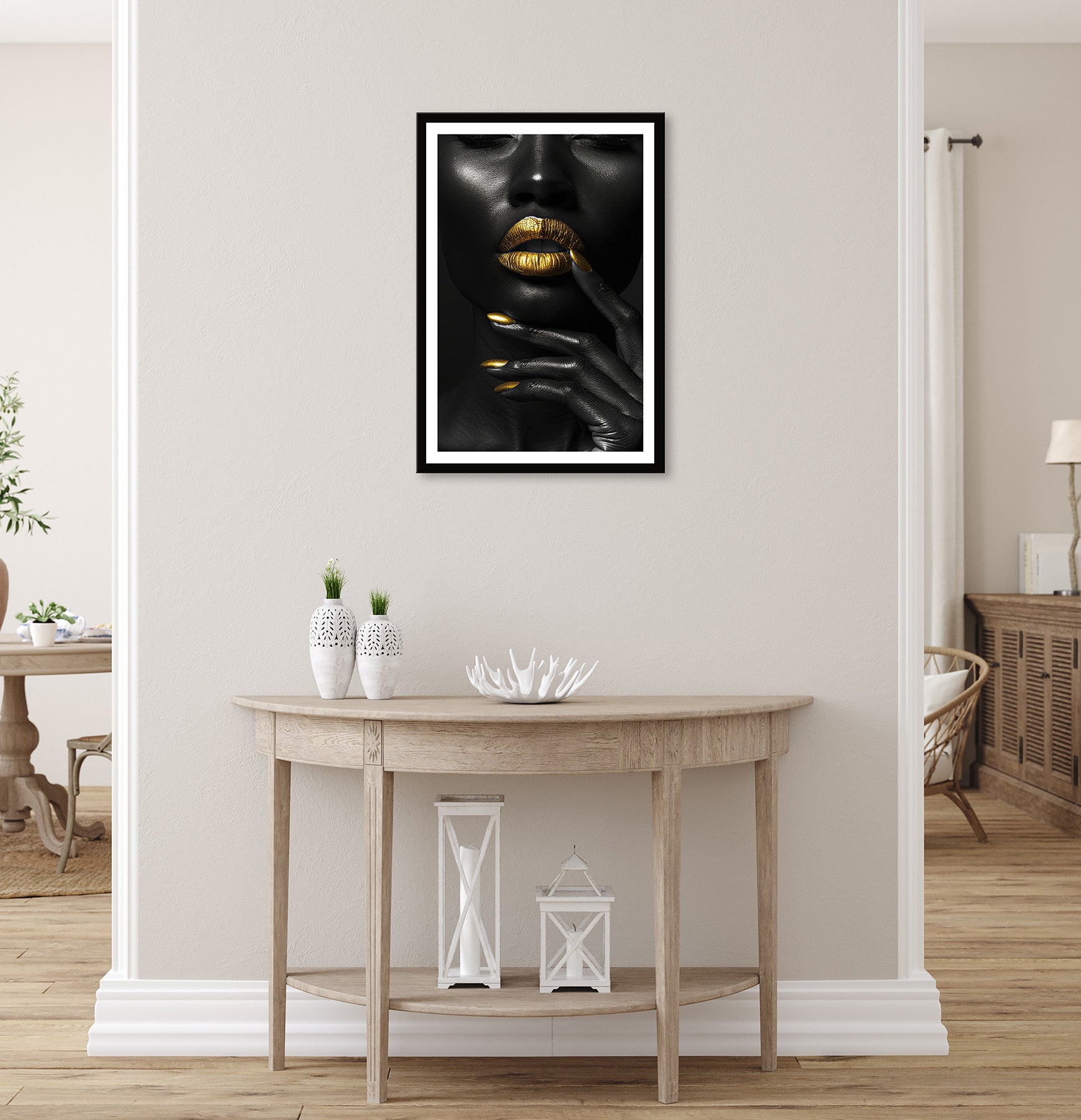 Wandbild gerahmt FRAU SCHWARZ WEISS GOLD 50x70 cm – Modernes Glamour Portrait - Ambiente 1