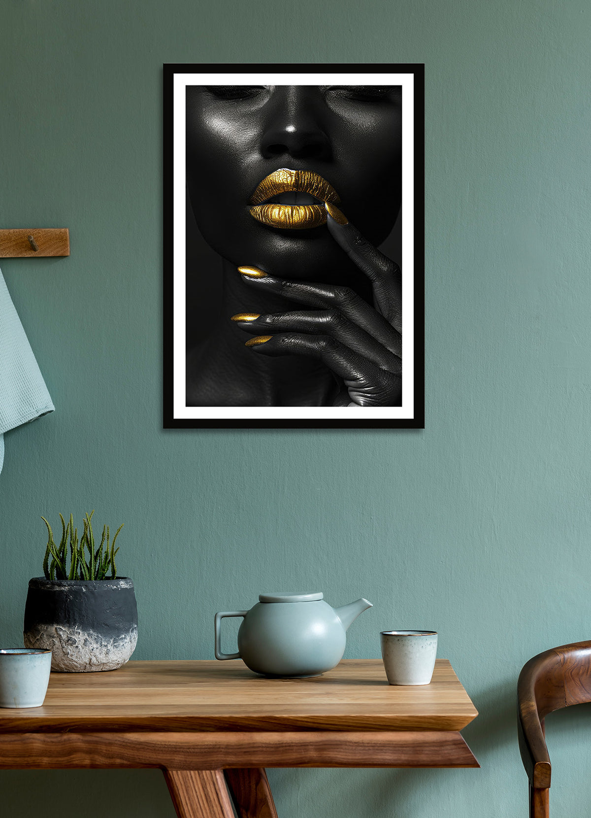 Wandbild gerahmt FRAU SCHWARZ WEISS GOLD 50x70 cm – Modernes Glamour Portrait - Ambiente 3