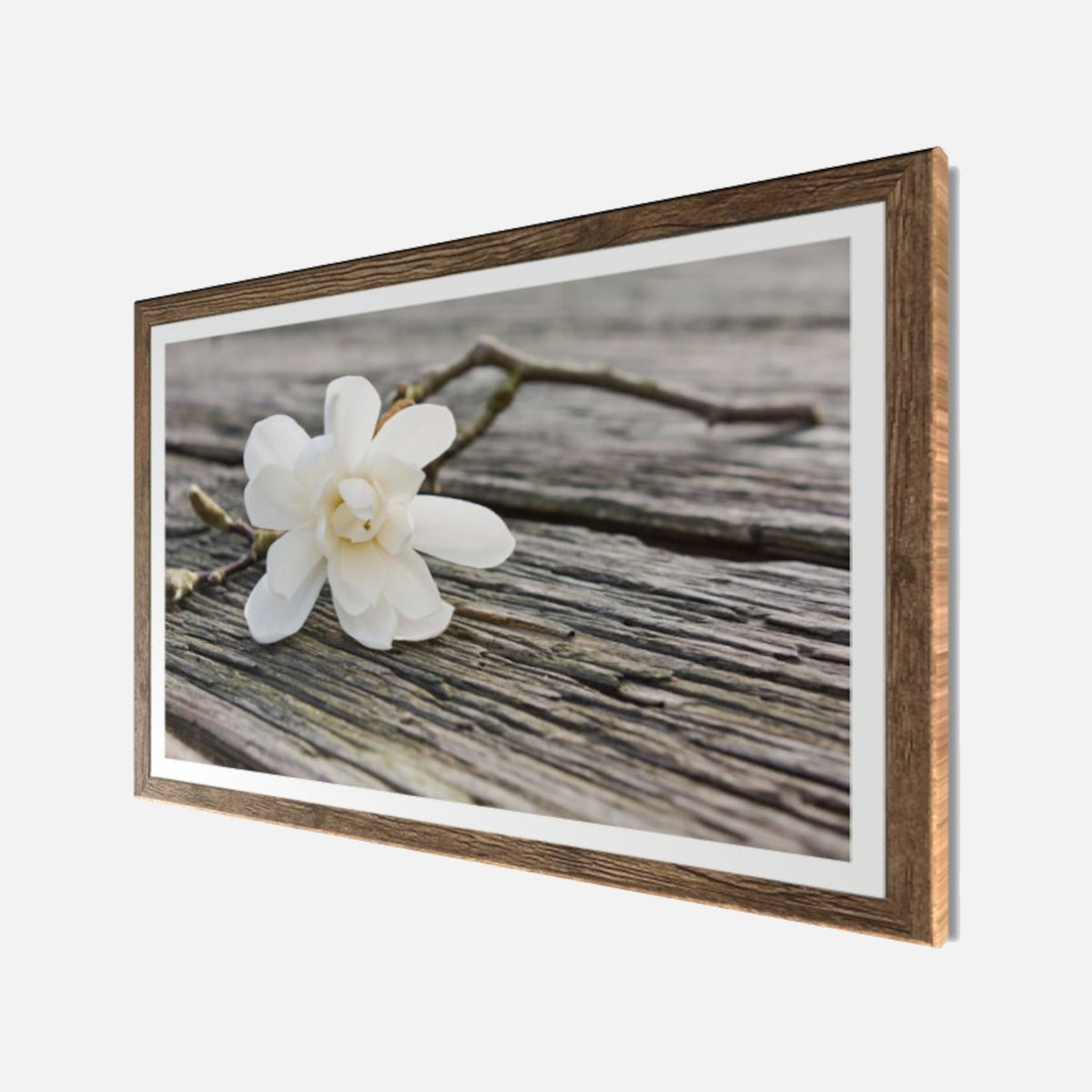 Wandbild gerahmt BLÜTE AUF HOLZ 50x70 cm – Magnolie Holzoptik Scandi Stil - Seitenansicht