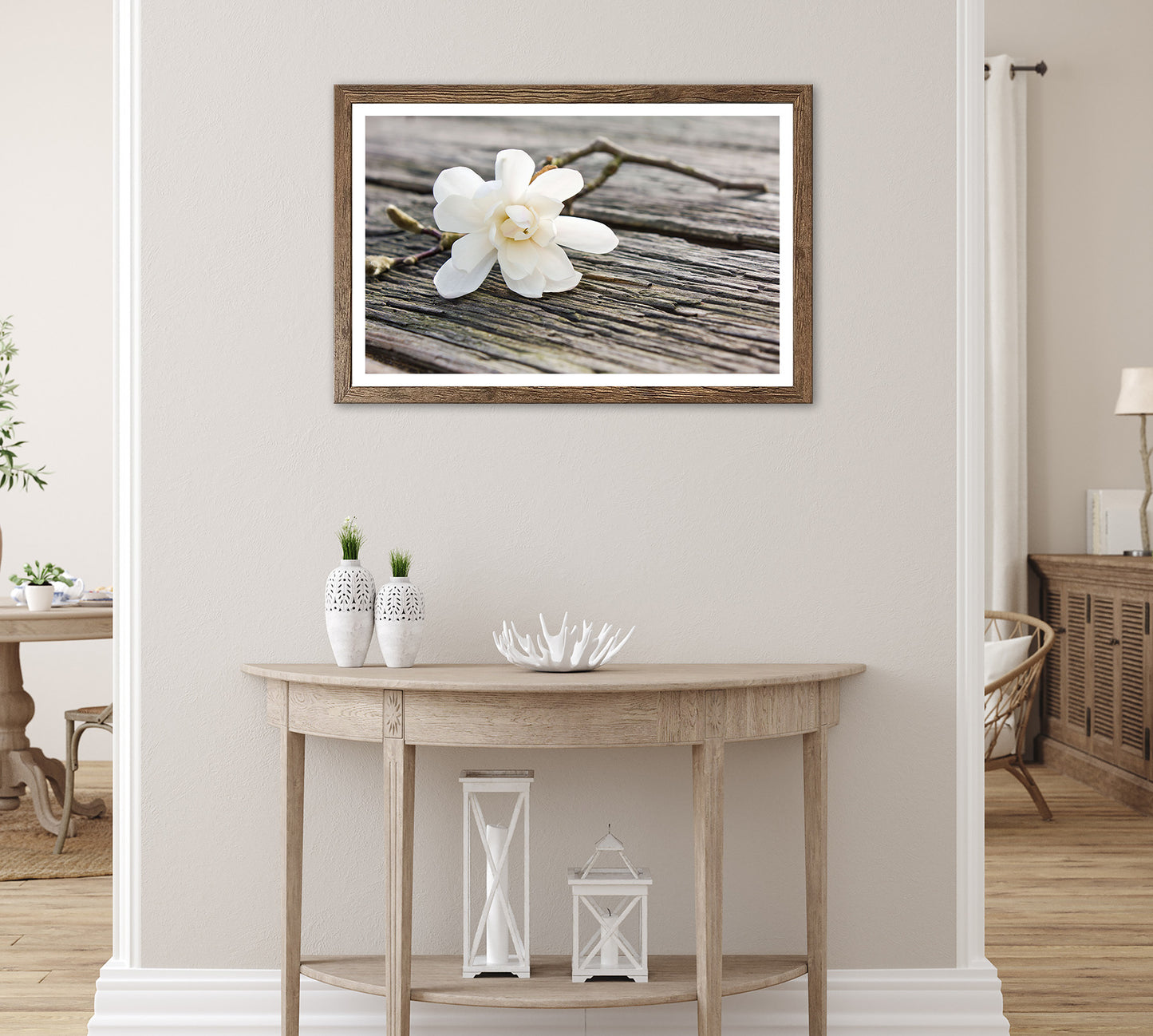 Wandbild gerahmt BLÜTE AUF HOLZ 50x70 cm – Magnolie Holzoptik Scandi Stil - Ambiente 1